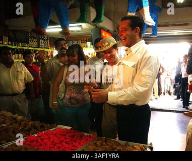 27 giu. 2005; Nuevo Laredo , MESSICO; EUGENIO HERNANDEZ FLORES, governatore Tamaulipas, giusto, parla con l'americano Jeff Brather nella striscia turistica di Nuevo Laredo, nella speranza di infondere fiducia che gli americani possano visitare in sicurezza questa città di confine, colpita dalla violenza e dalla criminalità legata al traffico di droga. Credito obbligatorio: Foto di Billy Calzada/San Antonio Express-News/ZUMA Press. (©) Copyright 2005 di Billy Calzada/San Antonio Express-News Foto Stock
