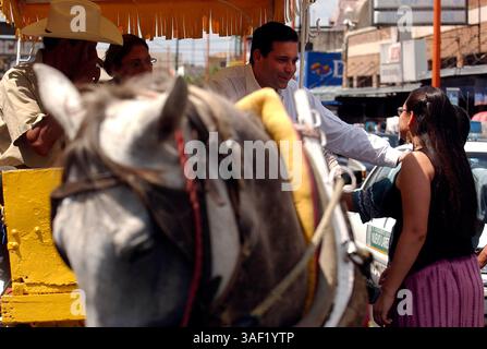 27 giugno 2005; Nuevo Laredo , MESSICO; il governatore di Tamaulipas EUGENIO HERNANDEZ FLORES parla con la gente per le strade di Nuevo Laredo nel tentativo di infondere fiducia che la città sia sicura per la gente del posto e per i turisti. Nuevo Laredo, in Messico, è stata colpita da violenza e crimini legati al traffico di droga. Credito obbligatorio: Foto di Billy Calzada/San Antonio Express-News/ZUMA Press. (©) Copyright 2005 di Billy Calzada/San Antonio Express-News Foto Stock