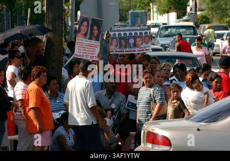 27 giugno 2005; Nuevo Laredo , MESSICO; famiglie di persone scomparse si riuniscono nel campo dell'esercito messicano a Nuevo Laredo, Mexicvo, dove vengono trattenute le vittime salvate dei rapimenti. Credito obbligatorio: Foto di Billy Calzada/San Antonio Express-News/ZUMA Press. (©) Copyright 2005 di Billy Calzada/San Antonio Express-News Foto Stock