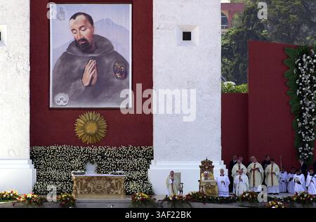 30 luglio 2002; città del Guatemala, GUATEMALA; PAPA GIOVANNI PAOLO II si trova sotto a destra di un'immagine di Hermano Pedro de San Jose Betancur, canonizzato martedì 30 luglio 2002, all'Hipodromo del Sur, a città del Guatemala. Foto Stock