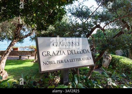 Questa immagine mostra un cartello per il "Giardino Grazia Deledda" a Sirmione, Italia Foto Stock
