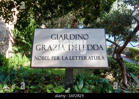 Questa immagine mostra un cartello per il "Giardino Grazia Deledda" a Sirmione, Italia Foto Stock