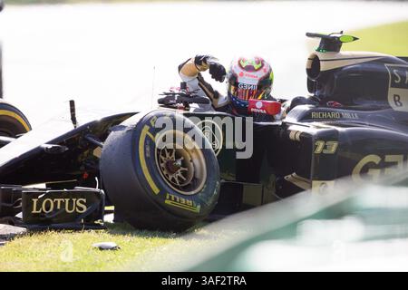 15 marzo 2015: Il pastore Maldonado (VEN) n. 13 del Lotus F1 Team si schianta al Gran Premio di Formula 1 australiano 2015 ad Albert Park, Melbourne, Australia. Sydney Low/Cal Sport Media (immagine di credito: © Sydney Low/Cal Sport Media/ZUMAPRESS.com) Foto Stock