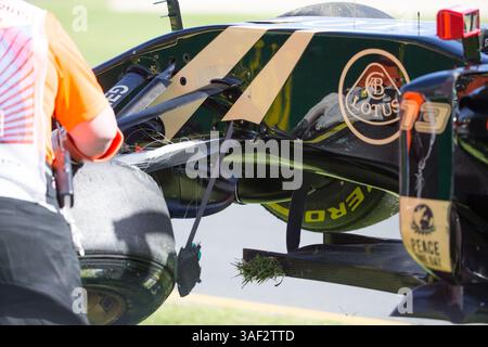 15 marzo 2015: Il pastore Maldonado (VEN) n. 13 del Lotus F1 Team si schianta al Gran Premio di Formula 1 australiano 2015 ad Albert Park, Melbourne, Australia. Sydney Low/Cal Sport Media (immagine di credito: © Sydney Low/Cal Sport Media/ZUMAPRESS.com) Foto Stock