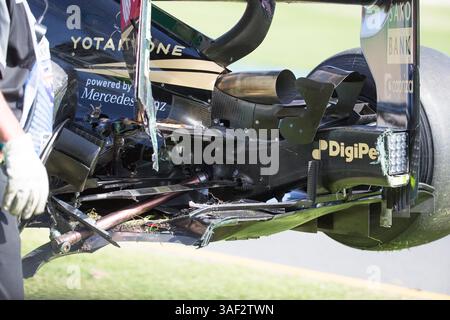 15 marzo 2015: Il pastore Maldonado (VEN) n. 13 del Lotus F1 Team si schianta al Gran Premio di Formula 1 australiano 2015 ad Albert Park, Melbourne, Australia. Sydney Low/Cal Sport Media (immagine di credito: © Sydney Low/Cal Sport Media/ZUMAPRESS.com) Foto Stock