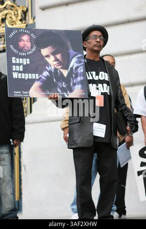 30 novembre 2005; San Francisco, CA, Stati Uniti; durante una manifestazione giovanile, i manifestanti fuori dal municipio di San Francisco hanno chiesto clemenza per l'assassino condannato Stanley 'Tookie' Williams. Williams ha una data di esecuzione del 13 dicembre a meno che non venga concessa clemenza dal governatore Arnold Schwarzenegger. Credito obbligatorio: Foto di Krista Kennell/ZUMA Press. (©) Copyright 2005 di Krista Kennell Foto Stock