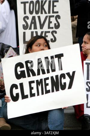 30 novembre 2005; San Francisco, CA, Stati Uniti; durante una manifestazione giovanile, i manifestanti fuori dal municipio di San Francisco hanno chiesto clemenza per l'assassino condannato Stanley 'Tookie' Williams. Williams ha una data di esecuzione del 13 dicembre a meno che non venga concessa clemenza dal governatore Arnold Schwarzenegger. Credito obbligatorio: Foto di Krista Kennell/ZUMA Press. (©) Copyright 2005 di Krista Kennell Foto Stock