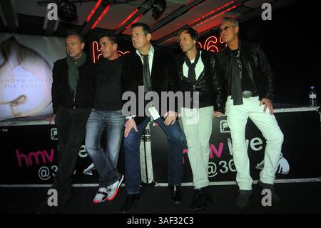 Spandau Ballet visita HMV, Oxford Street, Londra per celebrare l'uscita del loro nuovo film documentario "Spandau Ballet: Soul Boys of the Western World" e della loro compilation "The Story: The Very Best of Spandau Ballet". Foto Stock