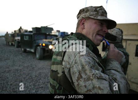 21 dicembre 2004; Fallujah, Iraq; Cpl. BEN A. BETTERLEY, un marine di 26 anni di Kalamazoo, Mich., si rasa il viso la mattina presto prima di andare in un convoglio di rifornimenti a Fallujah, Iraq, 21 dicembre 2004, con Combat Service Support Company 115. Betterley fa parte di un distaccamento di polizia militare con il Combat Service Support Battalion 1 assegnato per fornire sicurezza ai convogli CSSC-115. Il CSSC-115 di Camp Pendleton, California, parte del 1st Force Service Support Group, è responsabile della fornitura di provviste, come cibo, acqua, munizioni e carburante, alle unità marine che operano in e nelle vicinanze di Fal Foto Stock