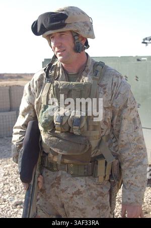 21 dicembre 2004; AR Ramadi, Iraq; Sgt. HERBERT B. HANCOCK, cecchino capo scout, plotone di cecchini, 1st Battalion, 23rd Marine Regiment, è accreditato per la più lunga uccisione confermata in Iraq, colpendo terroristi nemici da 1.050 metri a Fallujah 11 novembre. Hancock, un riservista attivato di 35 anni e agente di polizia di Bryan, Texas, è un cecchino del corpo dei Marines dal 1992. Foto Stock