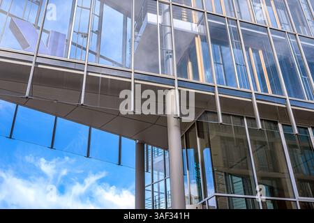 Architettura: Moderna architettura in vetro che riflette il cielo Foto Stock
