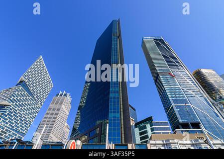 Guardando in alto i moderni grattacieli sopra Circular Quay, Sydney, nuovo Galles del Sud, Australia Foto Stock