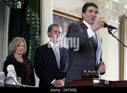 11 gennaio 2005; San Antonio, Texas, Stati Uniti; RICK PERRY si rivolge ai membri del Senato del Texas all'apertura della 79a sessione legislativa del Texas ad Austin, Texas, martedì 11 gennaio 2005. Si unirono a Perry sul podio il tenente Gov. DAVID DEWHURST (C) e la moglie di Perry, Anita. Foto Stock