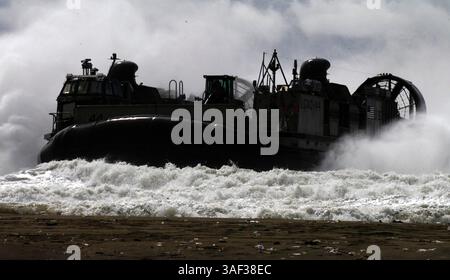 10 gennaio 2005; Meulaboh, Indonesia; Un LCAC (Landing Craft Air ammortizzato) si libra verso una spiaggia che porta altri rifornimenti umanitari. La 15th Marine Expeditionary Unit (Special Operations Capable) ha fornito aiuti umanitari disperatamente necessari a città e villaggi lungo oltre 150 miglia della costa occidentale di Sumatra. Foto Stock