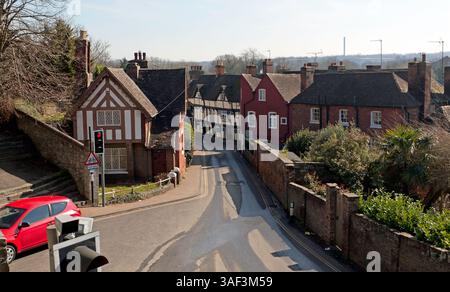 Vista che guarda in basso verso High Street Aylesford, con il Chequers Inn sullo sfondo centrale Foto Stock