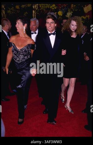 1990; Hollywood, CA, Stati Uniti; TOM NAVIGA con NICOLE KIDMAN e sua madre MARY LEE. Foto Stock