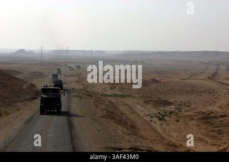 31 marzo 2005; al Asad, Iraq; Marines di ÒTeam Carnivore, Ó o Transportation Company, Combat Logistics Battalion 2, 2d Force Service Support Group (Forward), condurre un convoglio da al Asad a Haditha marzo 31. La compagnia è composta da più di 200 Marines di 14 diverse unità di servizio attivo e di riserva di tutto il corpo dei Marines. Conducono regolarmente operazioni di convoglio, trasportando marines, forniture e attrezzature in tutta l'area operativa CLB-2. Credito obbligatorio: Foto di John E. Lawson Jr./DOD/ZUMA Press. (©) Copyright 2005 di US DOD Photo Foto Stock
