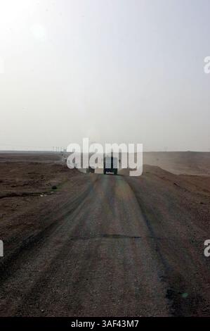 31 marzo 2005; al Asad, Iraq; Marines di ÒTeam Carnivore, Ó o Transportation Company, Combat Logistics Battalion 2, 2d Force Service Support Group (Forward), condurre un convoglio da al Asad a Haditha marzo 31. La compagnia è composta da più di 200 Marines di 14 diverse unità di servizio attivo e di riserva di tutto il corpo dei Marines. Conducono regolarmente operazioni di convoglio, trasportando marines, forniture e attrezzature in tutta l'area operativa CLB-2. Credito obbligatorio: Foto di John E. Lawson Jr./DOD/ZUMA Press. (©) Copyright 2005 di US DOD Photo Foto Stock