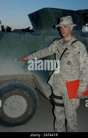 5 aprile 2005; Camp Hurricane Point, Iraq; il sergente DAVID J. OCONNELL, mitragliere, Jump Platoon, Headquarters and Service Company, 1st Battalion, 5th Marine Regiment, punta a una buca in un Humvee fatto da schegge di un indovinello improvvisato. Il 26enne di Salem, Conn., stava cavalcando la torretta del veicolo due settimane fa, quando ha colpito lo IED. OConnell prese la scheggia sulla fronte, ma tornò in servizio il giorno seguente dopo essere stato ferito. Lui e altri tre guerrieri con il battaglione di fanteria sono stati presentati Purple Hearts durante una cerimonia qui. Credito obbligatorio: Foto di Cpl. Foto Stock