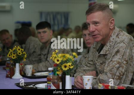 06 aprile 2005; Camp Blue Diamond, Iraq; Comandante del corpo dei Marines, generale MICHAEL W. HAGEE, parla con i Marines della 2nd Marine Division, 6 aprile, nella sala del Message. Credito obbligatorio: Foto del sergente Stephen D'Alessio/DOD/ZUMA Press. (©) Copyright 2005 di US DOD Photo Foto Stock