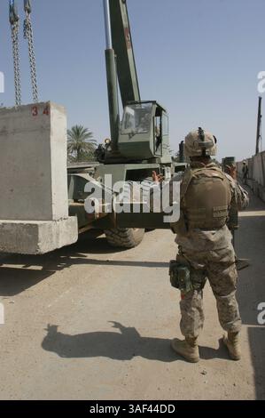 11 aprile 2005; Fallujah, Iraq; Un Marine con 8th Engineer Support Battalion, Combat Logistics Brigade 8, 2nd Force Service Support Group (Forward) guida una gru mentre posiziona barriere concrete lungo la strada di un punto di controllo di ingresso qui 11 aprile. Credito obbligatorio: Foto di LCpl. Aaron P. Mankin/DOD/ZUMA Press. (©) Copyright 2005 di US DOD Photo Foto Stock