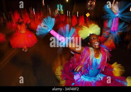 23 aprile 2005; San Antonio , TX, USA; DEIRDRE LACOUR guida un gruppo di ballerini urbani 15 lungo Broadway durante la Fiesta Flambeau Parade sabato 23 aprile. Credito obbligatorio: Foto di BM Sobhani/San Antonio Express/ZUMA Press. (©) Copyright 2005 di BM Sobhani/San Antonio Express Foto Stock