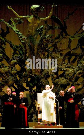 23 apr 2005; città del Vaticano, ITALIA; Papa BENEDETTO XVI benedice i media e altri ospiti nella sala Paolo vi della città del Vaticano a Roma, Italia. Credito obbligatorio: Foto di San Antonio Express-News/ZUMA Press. (©) Copyright 2005 di San Antonio Express-News Foto Stock