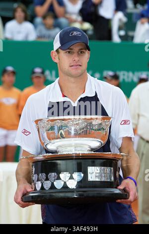 24 aprile 2005; Houston, Texas, Stati Uniti; ANDY RODDICK (USA) detiene il suo trofeo dopo aver sconfitto Sebastien Grosjean (fra) 6-2, 6-2 per vincere il suo terzo campione di Clay Court maschile degli Stati Uniti tenuto al Westside Tennis Club. Roddick ha raggiunto la finale per 5 anni consecutivi. Credito obbligatorio: Foto di Frank Casimiro/ZUMA Press. Copyright (©) 2005 Frank Casimiro. Foto Stock