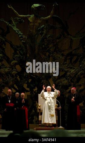 23 apr 2005; città del Vaticano, ITALIA; Papa BENEDETTO XVI benedice i media e altri ospiti nella sala Paolo vi della città del Vaticano a Roma, Italia. Credito obbligatorio: Foto di San Antonio Express-News/ZUMA Press. (©) Copyright 2005 di San Antonio Express-News Foto Stock