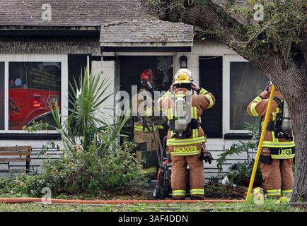 27 febbraio 2015 - largo, Florida, Stati Uniti - JIM DAMASKE | Times. Cinque persone sono state sfollate e una casa è stata distrutta da un grande incendio a largo venerdì mattina, hanno detto le autorità. I vigili del fuoco sono stati chiamati al 929 15th Ave. SW alle 11:15, ha detto largo, il capo dei vigili del fuoco Doug Swartz. Circa 55 soccorritori di cinque agenzie hanno abbattuto le fiamme in circa 45 minuti, ha detto. Nessuno è rimasto ferito, ma un gatto dentro casa è morto. Quando i primi camion arrivarono sul posto, Swartz disse che le fiamme stavano sparando fuori dalla soffitta. L'incendio si spinse verso una casa accanto e danneggiò un capannone, ma Foto Stock