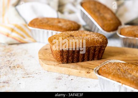 Pani di pane dolce in teglie da forno Foto Stock