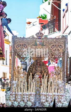 Siviglia, Spagna, 2 aprile 2010, venerdì Santo a Siviglia, una ragazza estende la mano da un balcone per toccare il baldacchino della Esperanza Macarena. Foto Stock