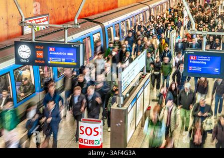 Großer Andrang von Messebesuchern im U-Bahnhof Messestadt West, Eröffnung der bauma 2025 am Montagmorgen, weltweit größte Baumaschinenmesse, Messe München, 7. Aprile 2025 Deutschland, München, 7. 2025 aprile, U-Bahnhof Messestadt West: Viele Messebesucher strömen zur Bauma 2025, der weltweit größten Baumaschinenmesse, Großer Andrang von Messebesuchern zur Eröffnung am Montagmorgen, U-Bahn Linie U2 im U-Bahnhof Messestadt West, fährt weiter zur Endhaltestelle Messestadt Ost Messegelände München, Die Messe findet alle drei Jahre statt-13. Aprile 2025, Messe München, Weltleitmesse für Baumaschi Foto Stock