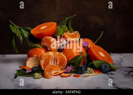 Vista della natura morta con mandarini e arance su marmo Foto Stock