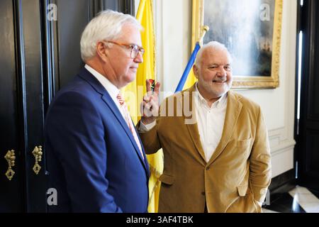 Brugge, Belgio. 7 aprile 2025. Carl Decaluwe, governatore della provincia delle Fiandre occidentali, e Jean-Marie Dedecker, sindaco di Middelkerke, nella foto durante la cerimonia di giuramento per il sindaco di Middelkerke, lunedì 7 aprile 2025 a Brugge. BELGA FOTO KURT DESPLENTER credito: Belga News Agency/Alamy Live News Foto Stock