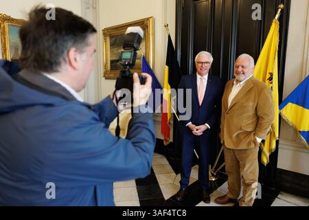 Brugge, Belgio. 7 aprile 2025. Carl Decaluwe, governatore della provincia delle Fiandre occidentali, e Jean-Marie Dedecker, sindaco di Middelkerke, nella foto durante la cerimonia di giuramento per il sindaco di Middelkerke, lunedì 7 aprile 2025 a Brugge. BELGA FOTO KURT DESPLENTER credito: Belga News Agency/Alamy Live News Foto Stock
