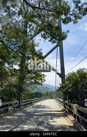 Il ponte sospeso in acciaio sul fiume Cauca a Mirador de Cauca, la Pintada in Colombia. Foto Stock
