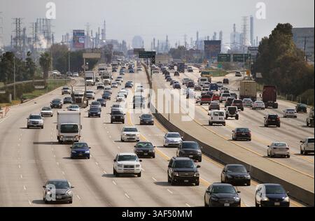 26 febbraio 2015 - Carson, California, Stati Uniti - 26 febbraio 2015 Carson, California USA | Vista a mezzogiorno della trafficata Interstate 405 mentre passa attraverso Carson da del amo Blvd. superamento. In lontananza c'è la raffineria Carson. A meno di 800 metri a sud-ovest di qui si trova il sito proposto per lo stadio condiviso dei Chargers/Raiders. | obbligatorio foto credito: Foto di Charlie Neuman/UT San Diego/Copyright 2015 San Diego Union-Tribune, LLC (immagine di credito: © Charlie Neuman/U-T San Diego/ZUMA Wire) Foto Stock