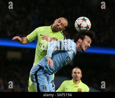 24 febbraio 2015 - Manchester, Regno Unito - Javier Mascherano di Barcellona sfida David Silva di Manchester City - UEFA Champions League Last-16 First Leg - Manchester City vs Barcellona - Etihad Stadium - Manchester - Inghilterra - 24 febbraio 2015 (Credit Image: © Simon Bellis/Cal Sport Media/ZUMAPRESS.com) Foto Stock