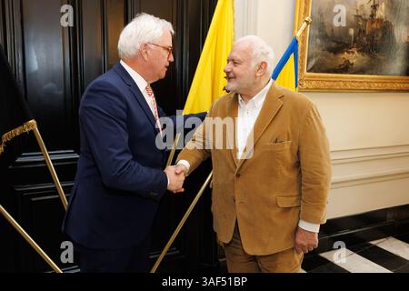 Brugge, Belgio. 7 aprile 2025. Carl Decaluwe, governatore della provincia delle Fiandre occidentali, e Jean-Marie Dedecker, sindaco di Middelkerke, nella foto durante la cerimonia di giuramento per il sindaco di Middelkerke, lunedì 7 aprile 2025 a Brugge. BELGA FOTO KURT DESPLENTER credito: Belga News Agency/Alamy Live News Foto Stock