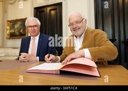 Brugge, Belgio. 7 aprile 2025. Carl Decaluwe, governatore della provincia delle Fiandre occidentali, e Jean-Marie Dedecker, sindaco di Middelkerke, nella foto durante la cerimonia di giuramento per il sindaco di Middelkerke, lunedì 7 aprile 2025 a Brugge. BELGA FOTO KURT DESPLENTER credito: Belga News Agency/Alamy Live News Foto Stock