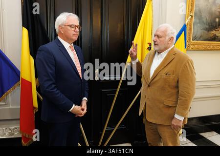 Brugge, Belgio. 7 aprile 2025. Carl Decaluwe, governatore della provincia delle Fiandre occidentali, e Jean-Marie Dedecker, sindaco di Middelkerke, nella foto durante la cerimonia di giuramento per il sindaco di Middelkerke, lunedì 7 aprile 2025 a Brugge. BELGA FOTO KURT DESPLENTER credito: Belga News Agency/Alamy Live News Foto Stock