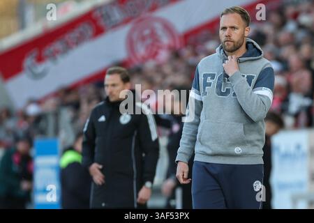 Essen, Germania. 6 aprile 2025. 3) Liga - Rot Weiss Essen - FC Hansa Rostock am 06.04.2025 im Stadion an der Hafenstraße in Essen Trainer Daniel Brinkmann (Rostock) nachdenklich foto: Osnapix/Marcus Hirnschal DFB regolamenti vietano qualsiasi uso di fotografie come sequenze di immagini e/o quasi-video crediti: dpa/Alamy Live News Foto Stock