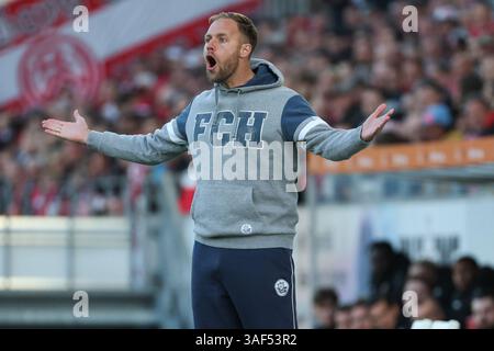 Essen, Germania. 6 aprile 2025. 3) Liga - Rot Weiss Essen - FC Hansa Rostock am 06.04.2025 im Stadion an der Hafenstraße in Essen Trainer Daniel Brinkmann (Rostock) gestikuliert foto: Osnapix/Marcus Hirnschal le normative DFB vietano qualsiasi uso di fotografie come sequenze di immagini e/o quasi-video crediti: dpa/Alamy Live News Foto Stock