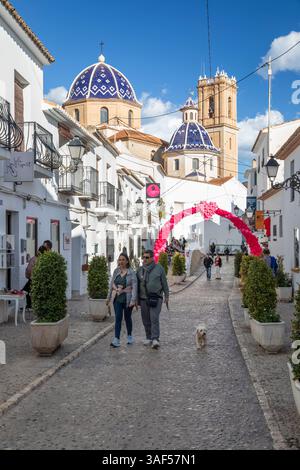 Chiesa e strada acciottolata nel centro storico con decorazioni di san valentino, Altea, Costa Blanca, Provincia di Alicante, Valencia, Spagna, Europa Foto Stock