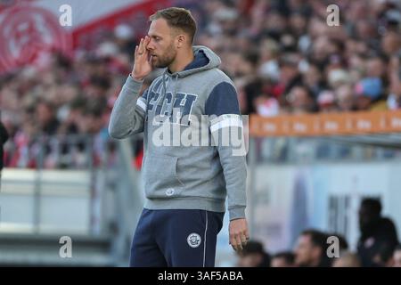 Essen, Germania. 6 aprile 2025. 3) Liga - Rot Weiss Essen - FC Hansa Rostock am 06.04.2025 im Stadion an der Hafenstraße in Essen Trainer Daniel Brinkmann (Rostock) nachdenklich foto: Osnapix/Marcus Hirnschal DFB regolamenti vietano qualsiasi uso di fotografie come sequenze di immagini e/o quasi-video crediti: dpa/Alamy Live News Foto Stock