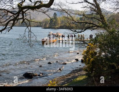 Il varo del traghetto passeggeri "Annie Mellor" chiama per prelevare e far scendere i visitatori in uno dei punti di atterraggio di Derwent Water nel Lake District, Regno Unito Foto Stock