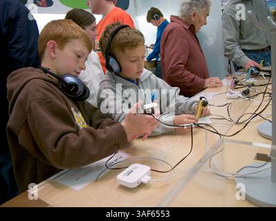 19 febbraio 2005; Mission Viejo, CA, USA; Apple computer, Inc. è un'azienda della Silicon Valley con sede a Cupertino, California, il cui core business è rappresentato dalle tecnologie informatiche. Apple ha contribuito ad avviare la rivoluzione dei personal computer negli anni '1970 con il suo Apple II e lo ha modellato negli anni '1980 e da allora con il Macintosh. Apple è nota per software e hardware innovativi, come l'iMac, il suo lettore musicale digitale iPod e l'iTunes Music Store. Missione aziendale di Apple: Rendere la potenza del computing disponibile e accessibile a tutti. Nella foto: Apple store al Mission Viejo Mall, dove bambini e persone Foto Stock