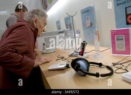 19 febbraio 2005; Mission Viejo, CA, USA; Apple computer, Inc. è un'azienda della Silicon Valley con sede a Cupertino, California, il cui core business è rappresentato dalle tecnologie informatiche. Apple ha contribuito ad avviare la rivoluzione dei personal computer negli anni '1970 con il suo Apple II e lo ha modellato negli anni '1980 e da allora con il Macintosh. Apple è nota per software e hardware innovativi, come l'iMac, il suo lettore musicale digitale iPod e l'iTunes Music Store. Missione aziendale di Apple: Rendere la potenza del computing disponibile e accessibile a tutti. Nella foto: Apple store al Mission Viejo Mall, dove bambini e persone Foto Stock