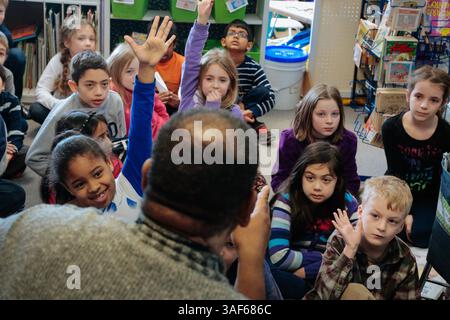 18 febbraio 2015 - Michigan, Michigan, Michigan, Stati Uniti - James Robertson risponde alle domande degli entusiasti studenti della scuola elementare Norman R. Barnard di seconda elementare mercoledì 18 febbraio 2015 durante una visita a sorpresa per vedere gli studenti della scuola di Troy che avevano scritto lettere su Robertson seguendo la sua storia che correva sul Detroit Free Press coprendo i suoi spostamenti quotidiani di 21 miglia da e per il lavoro. La storia di Robertson ha attirato l'attenzione nazionale e le donazioni da parte di persone di tutto il mondo. (Immagine di credito: © Detroit Free Press/ZUMA Wire) Foto Stock